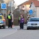 stenkastande-pojke-tva-blir-hamtad-av-mamma-och-pappa