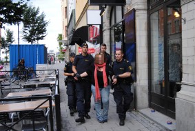 Kvinna gripen på restaurang