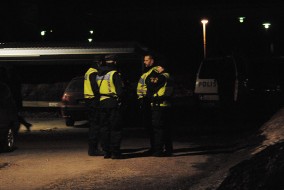 Kvinna hotad med pistol i Vivalla